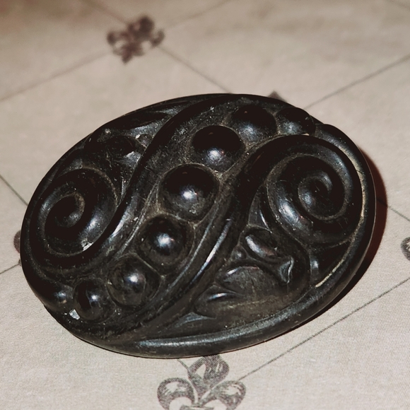 Antique Molded Vulcanite Mourning Pin Brooch - Picture 4 of 4